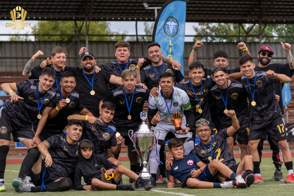 Equipo de Exóticos celebrando el título de la Copa Sur en Traiguén junto al trofeo